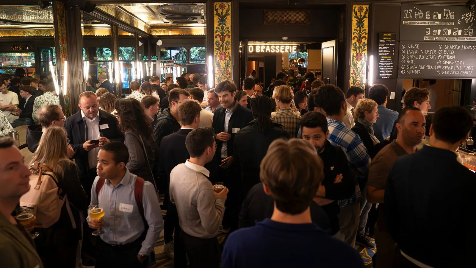 Une salle pleine lors d'une soirée Finary à Paris