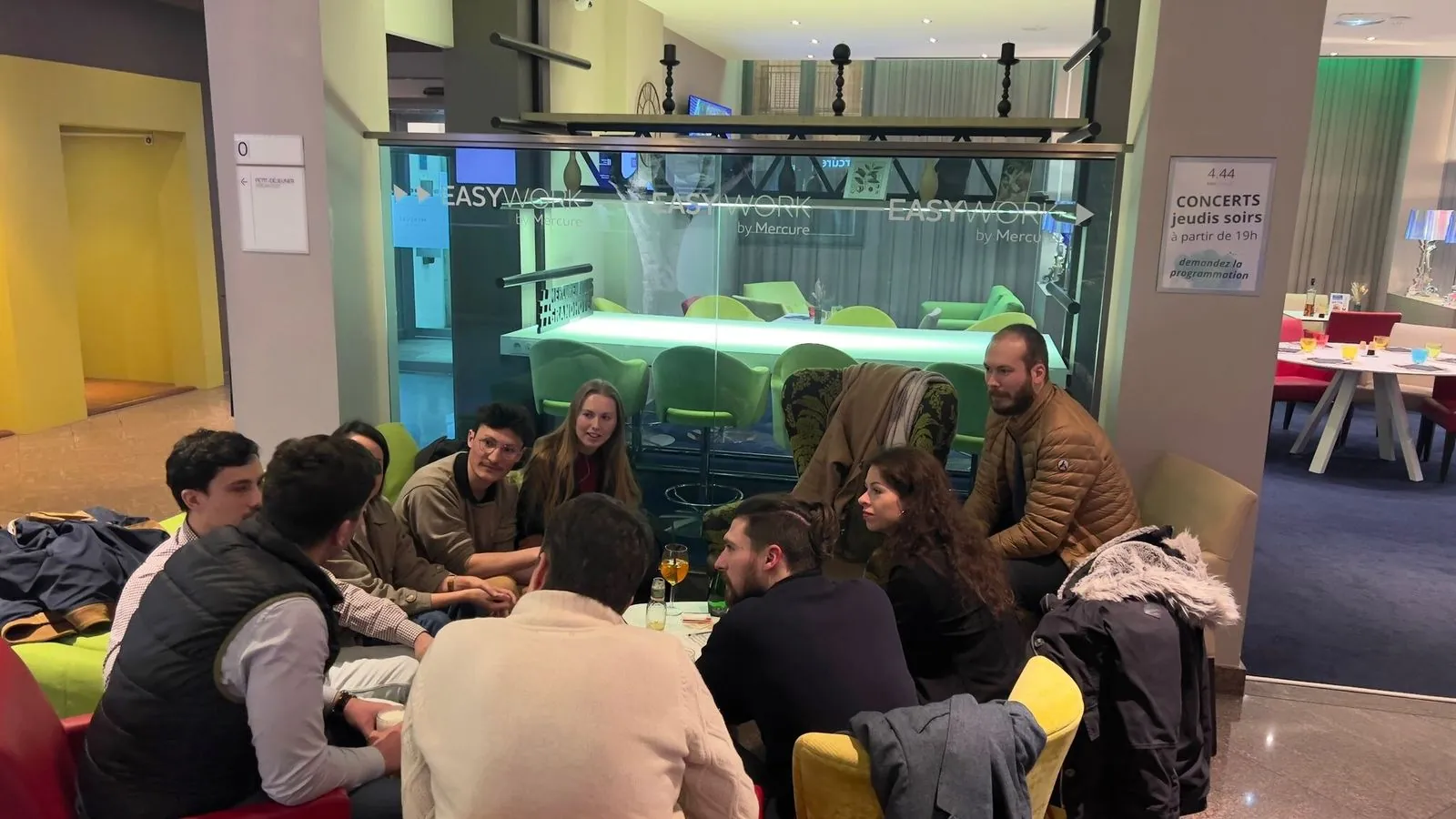 Des membres assis en cercle pendant une soirée à Nantes