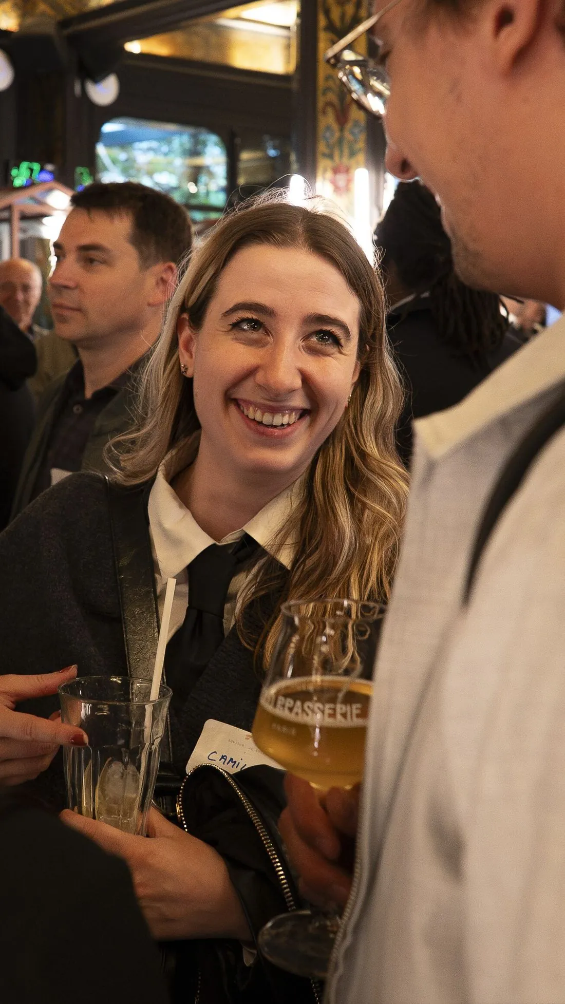 Une membre sourit pendant une soirée à Paris