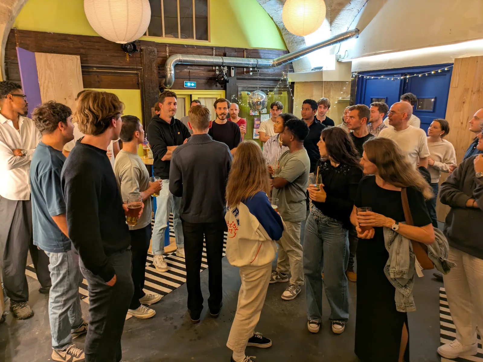 Des membres réunis lors d’une soirée à Bordeaux
