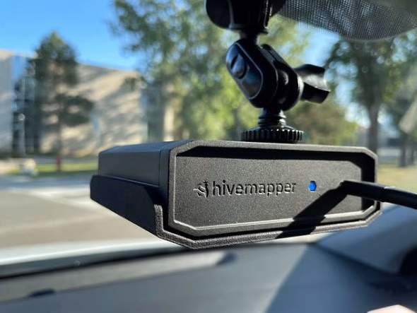 La dashcam Hivermapper Hivemapper sur pare brise